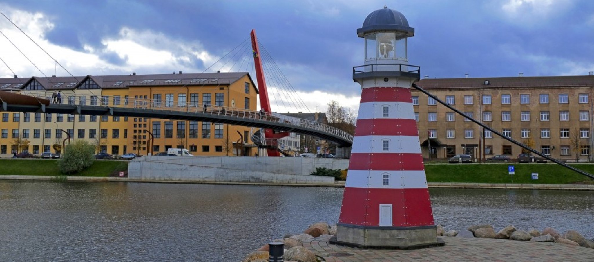 Sarkanbalta bāka un tilts pāri upei Jelgavā